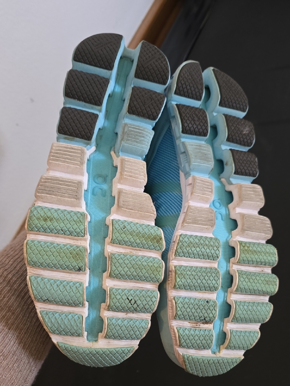 On Running Cloudflow Women's Light Blue and Teal Mesh Running Shoes - Picture 2 of 4